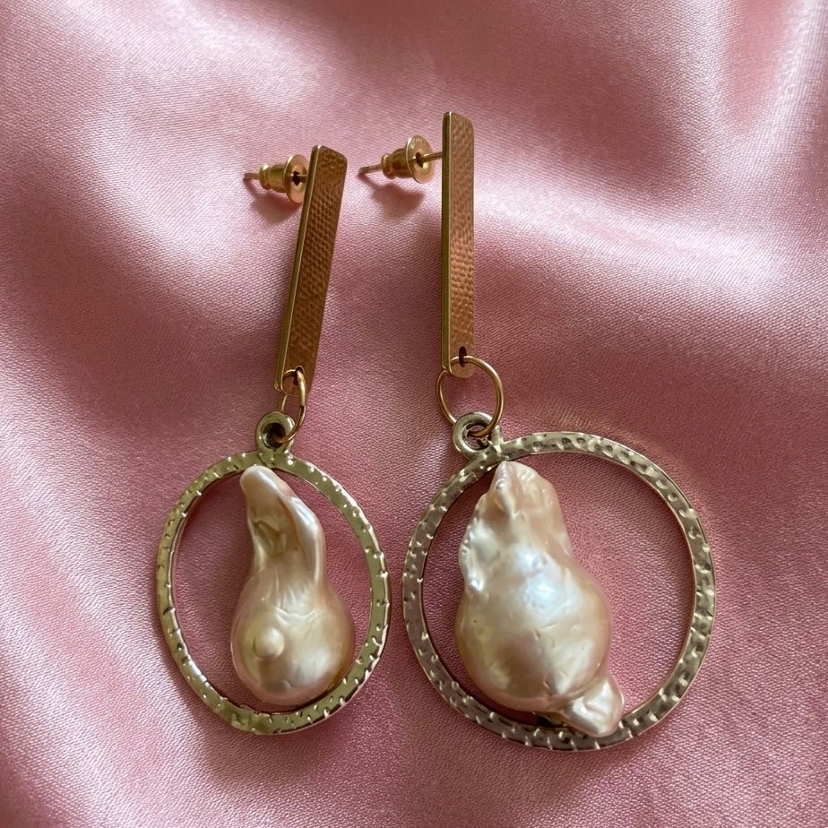 Hanging Baroque pearl attached with long stud