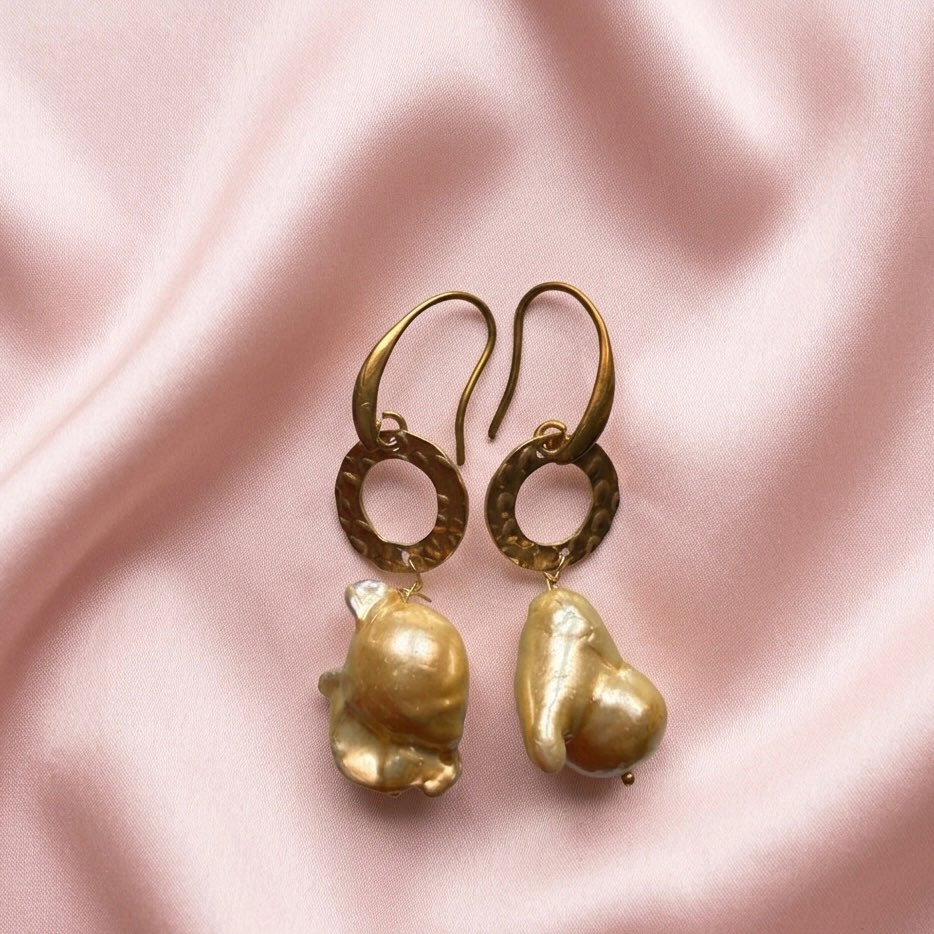 Baroque pearl with circular brass attachment