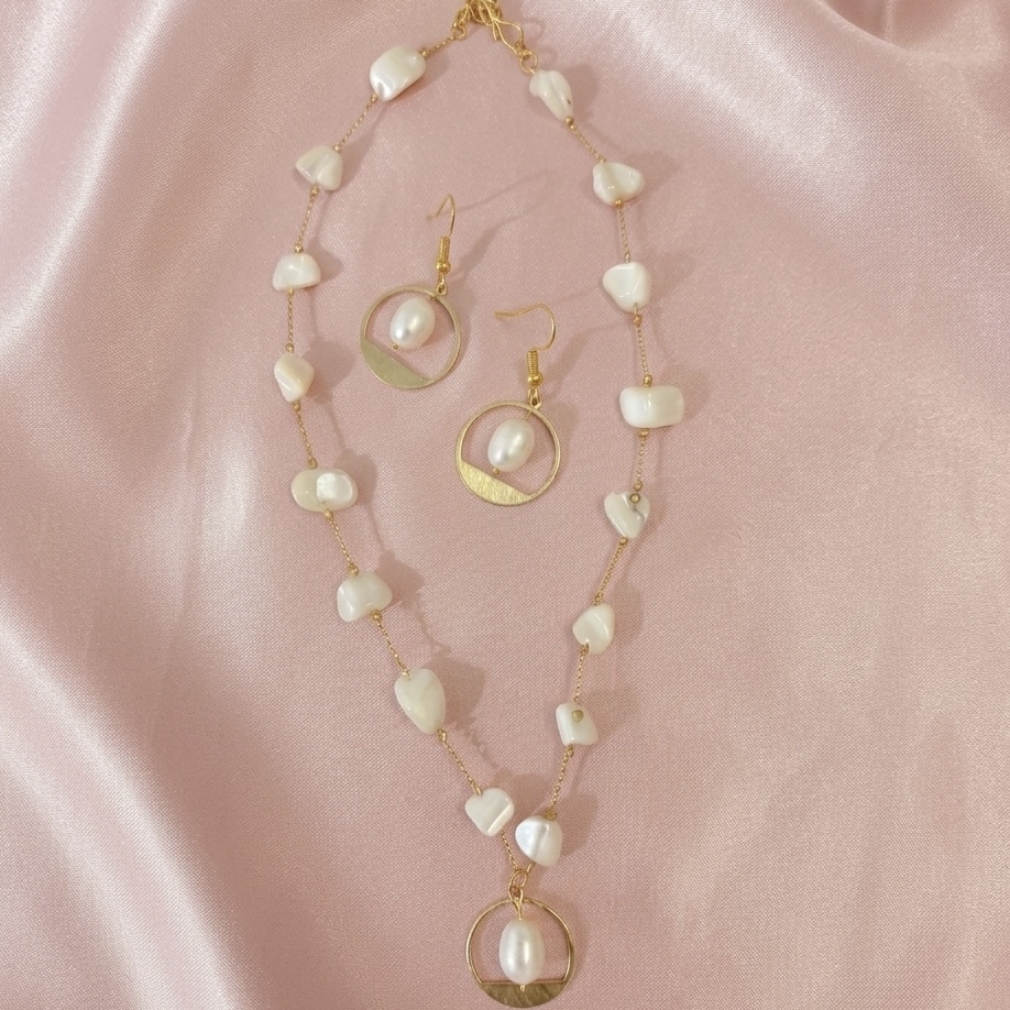 Mother of pearl chain with freshwater pearl drop