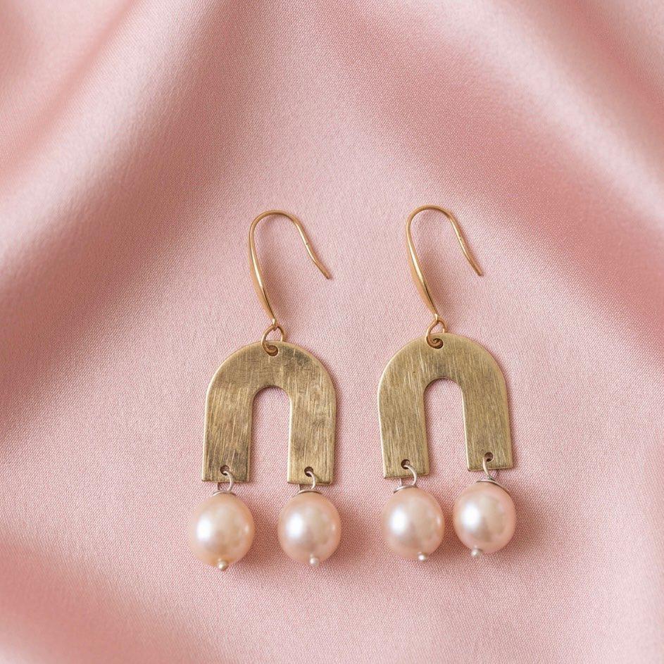 Horseshoe brass artical with 2 pearl drop